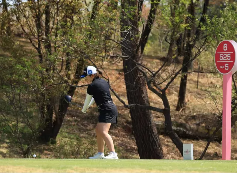 山下美夢有のドライバースイング（斜め前方）