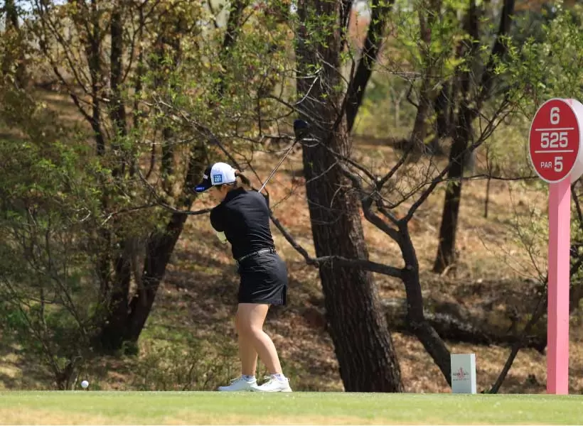 山下美夢有のドライバースイング（斜め前方）