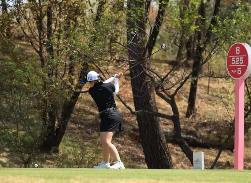 山下美夢有のドライバースイング（斜め前方）