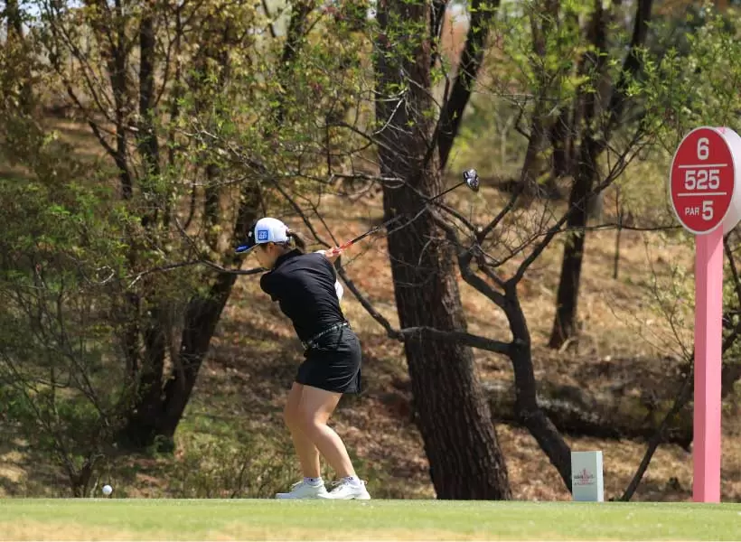 山下美夢有のドライバースイング（斜め前方）