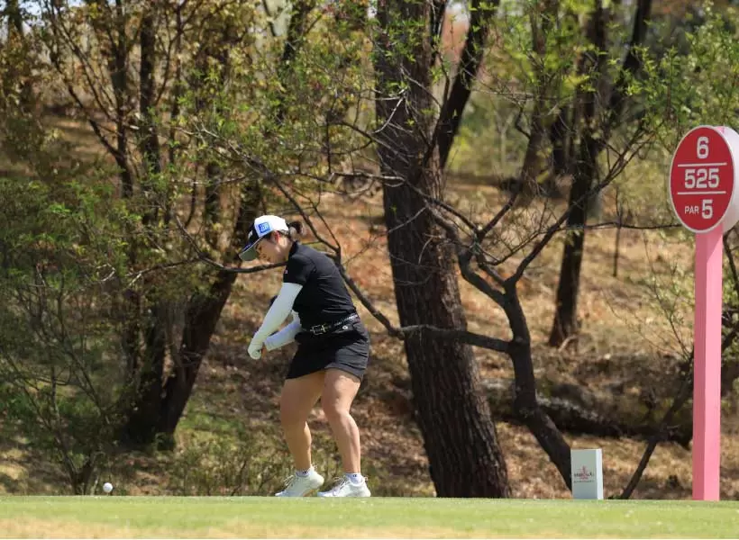 山下美夢有のドライバースイング（斜め前方）