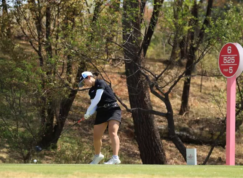 山下美夢有のドライバースイング（斜め前方）