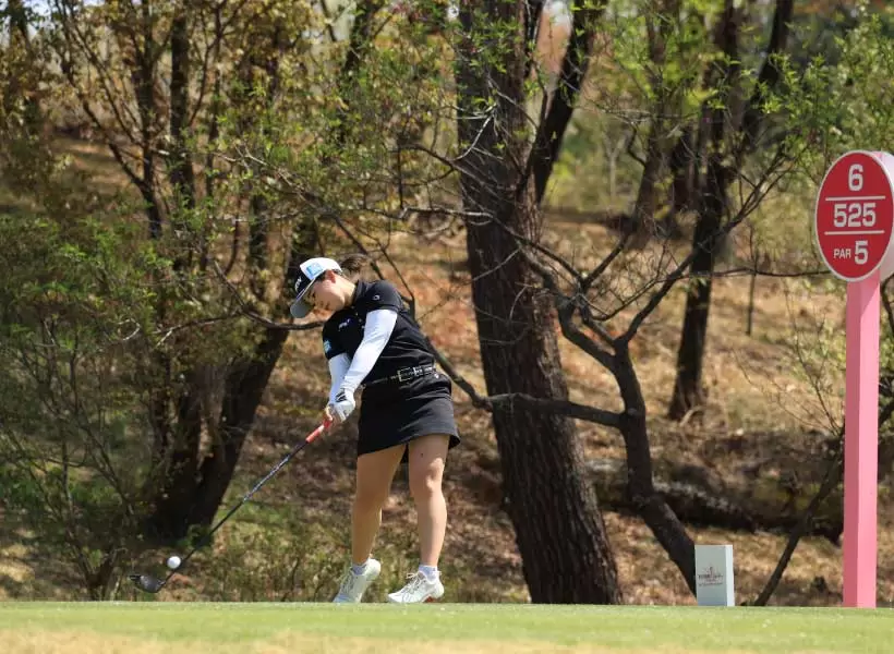 山下美夢有のドライバースイング（斜め前方）