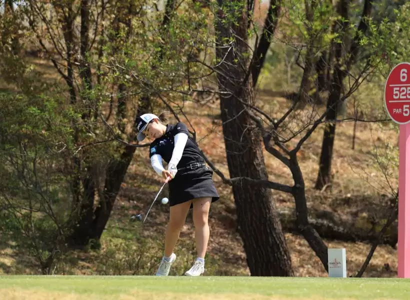 山下美夢有のドライバースイング（斜め前方）