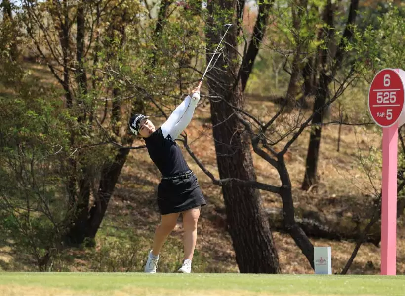 山下美夢有のドライバースイング（斜め前方）