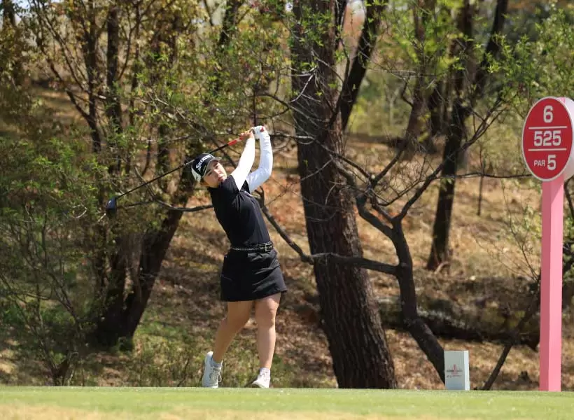 山下美夢有のドライバースイング（斜め前方）