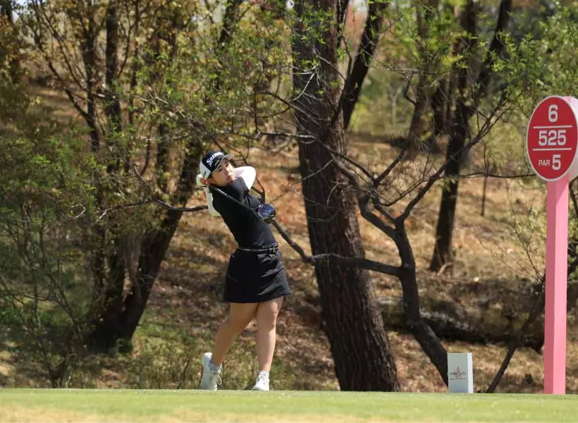 山下美夢有のドライバースイング（斜め前方）