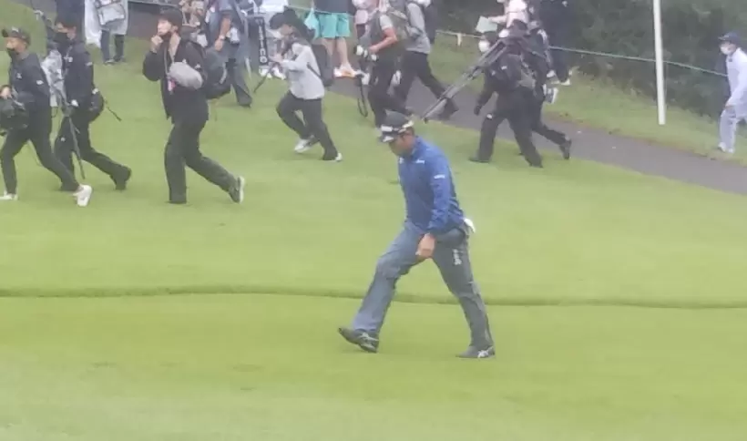 11番ホールを歩く松山英樹プロ