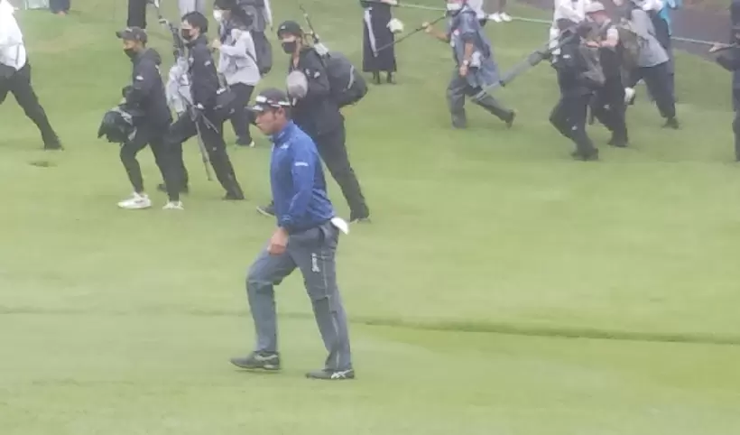 11番ホールを歩く松山英樹プロ