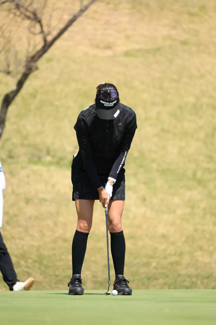 原英莉花のパッティングストローク（正面）