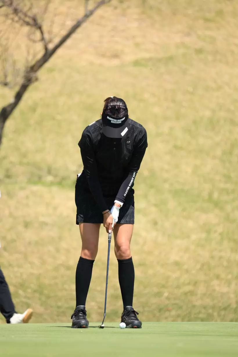 原英莉花のパッティングストローク（正面）