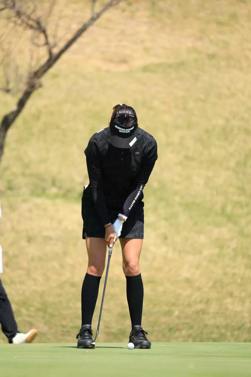 原英莉花のパッティングストローク（正面）