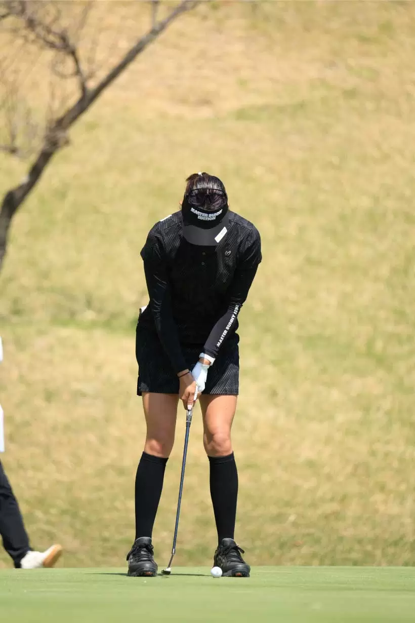 原英莉花のパッティングストローク（正面）