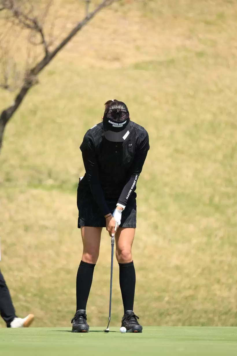 原英莉花のパッティングストローク（正面）