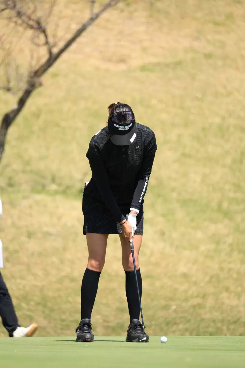 原英莉花のパッティングストローク（正面）