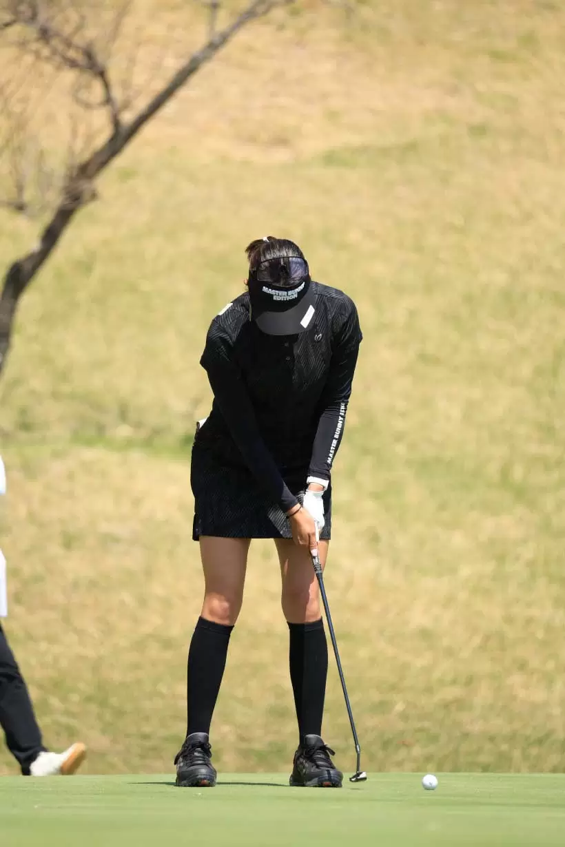 原英莉花のパッティングストローク（正面）