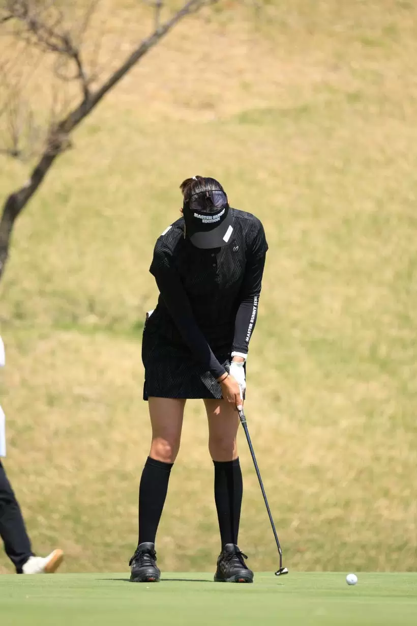 原英莉花のパッティングストローク（正面）