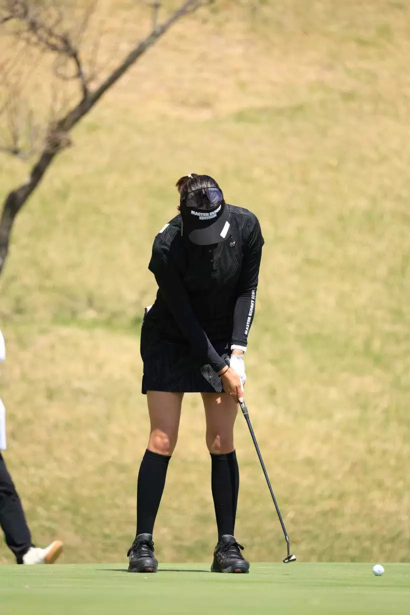 原英莉花のパッティングストローク（正面）