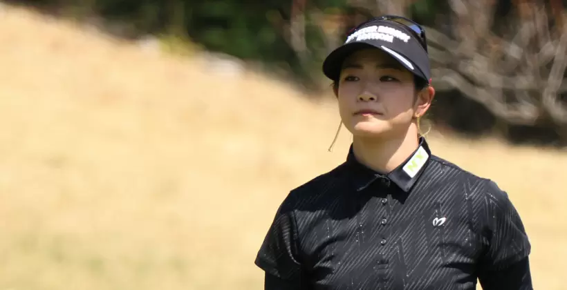 原英莉花のパッティングストローク（正面）