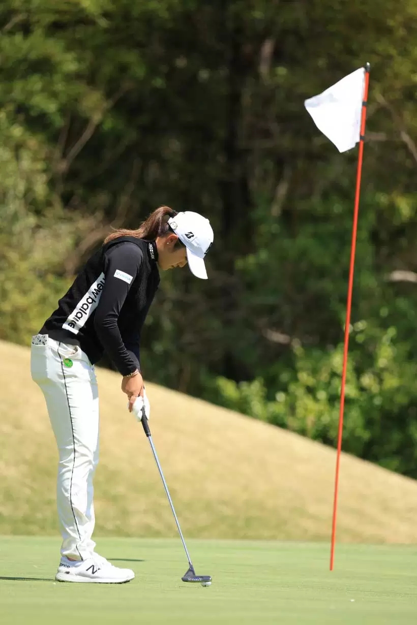 稲見萌寧パッティングストローク（後方）