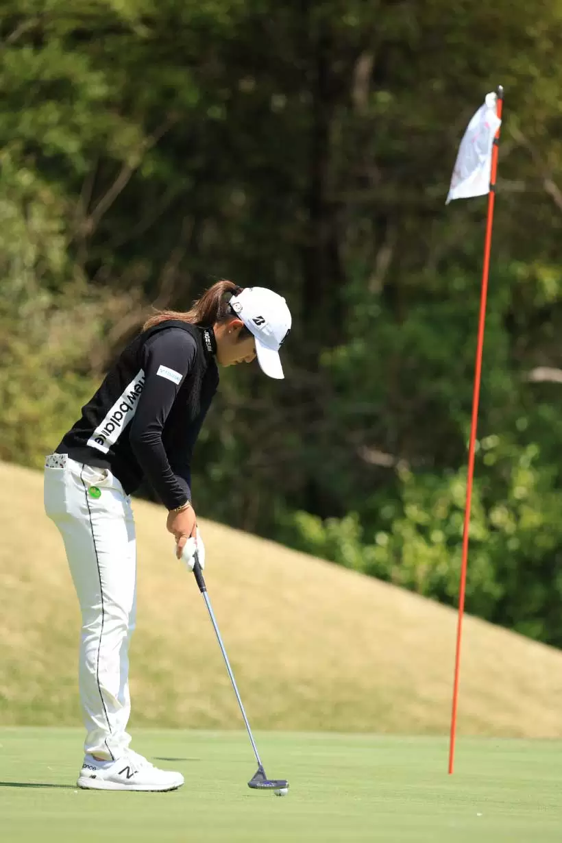 稲見萌寧パッティングストローク（後方）