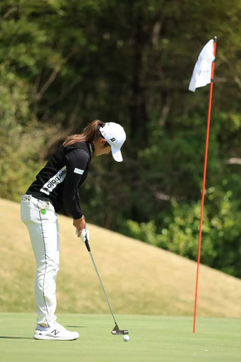 稲見萌寧パッティングストローク（後方）