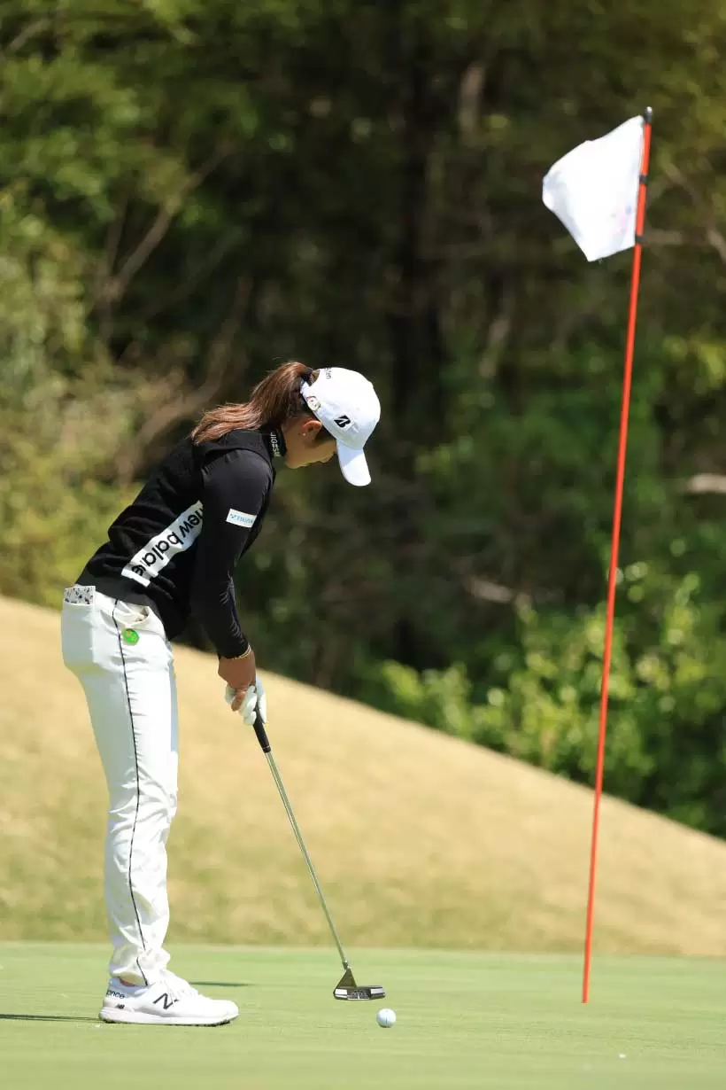 稲見萌寧パッティングストローク（後方）