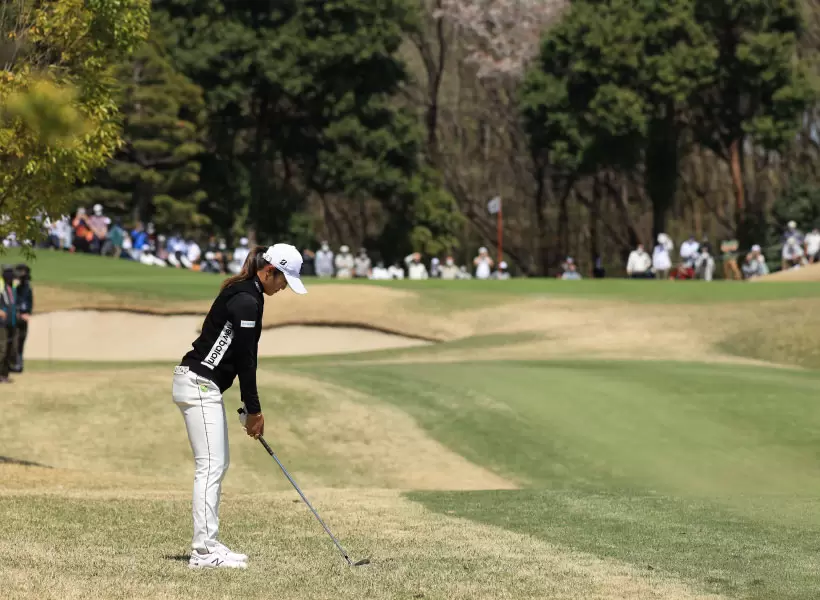 稲見萌寧アイアンスイング（後方）