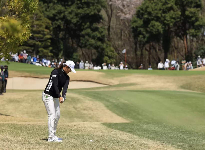 稲見萌寧アイアンスイング（後方）