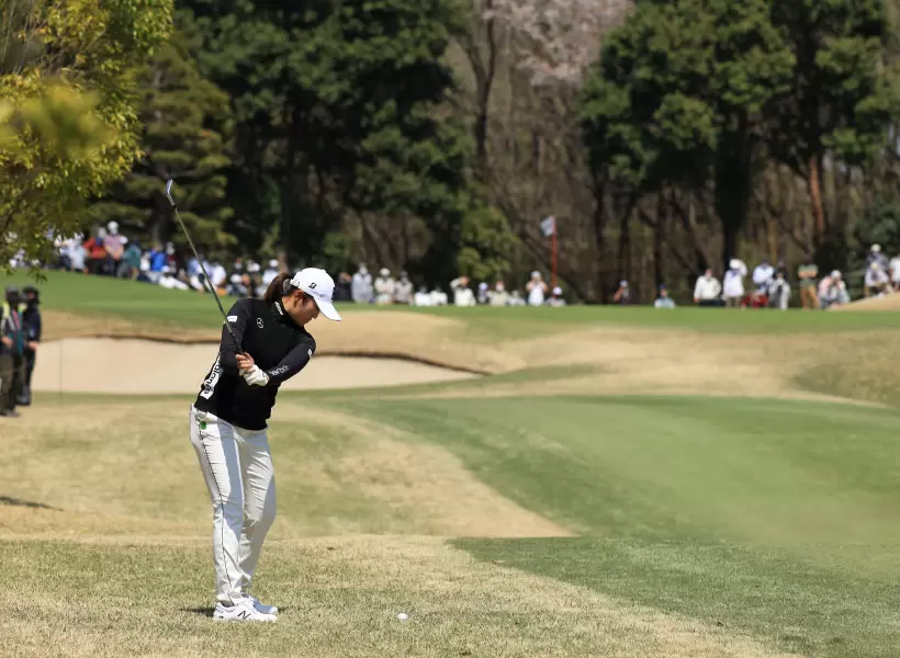 稲見萌寧アイアンスイング（後方）