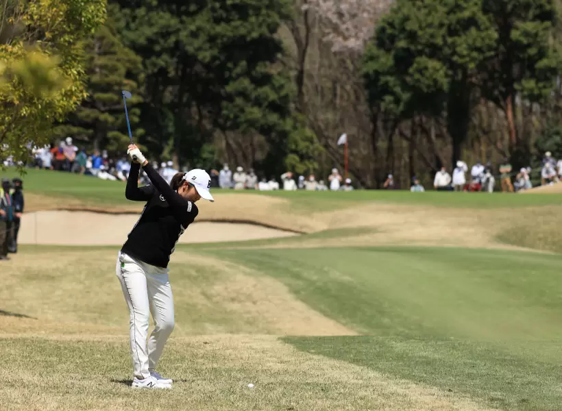 稲見萌寧アイアンスイング（後方）