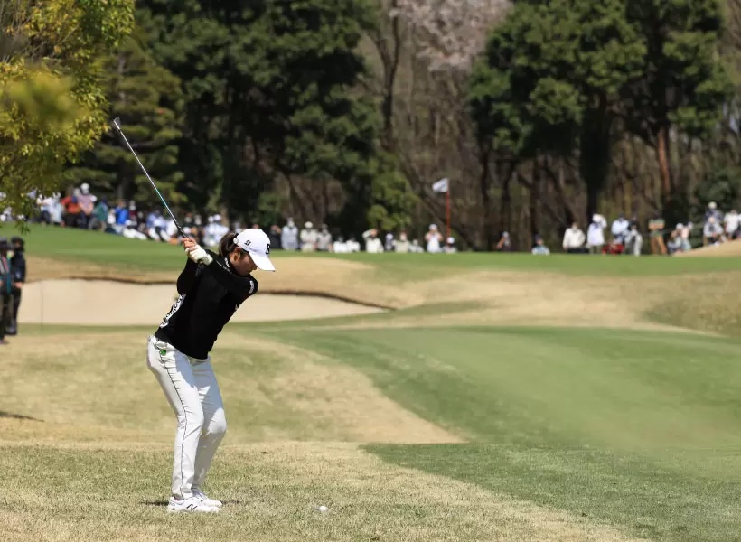 稲見萌寧アイアンスイング（後方）