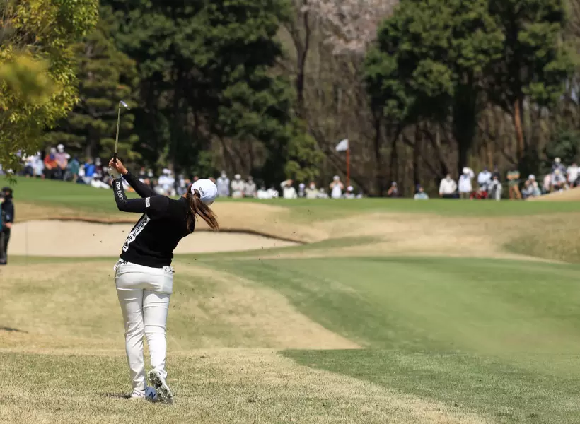 稲見萌寧アイアンスイング（後方）