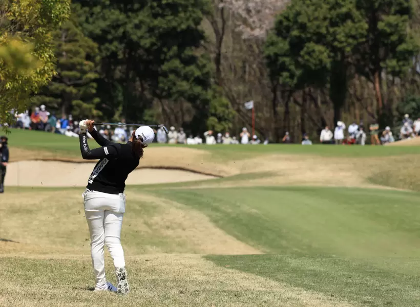 稲見萌寧アイアンスイング（後方）