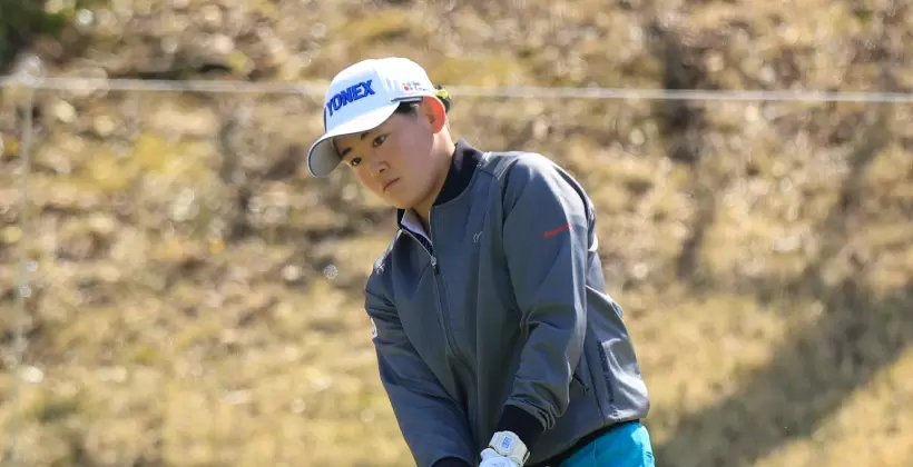 岩井明愛アイアンスイング（後方）