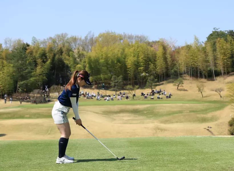 西村優菜のユーティリティスイング（後方）