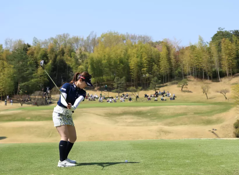 西村優菜のユーティリティスイング（後方）