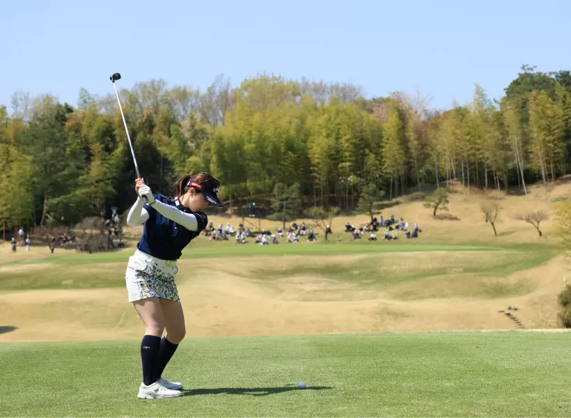 西村優菜のユーティリティスイング（後方）