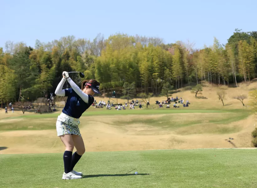 西村優菜のドライバースイング（後方）