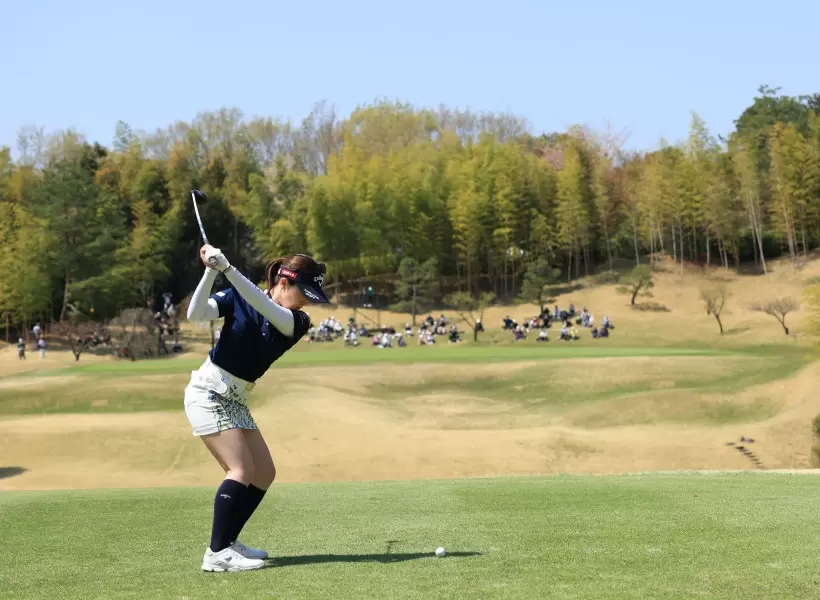 西村優菜のドライバースイング（後方）