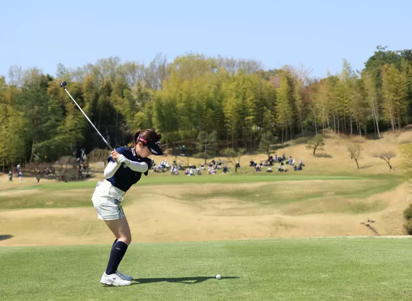 西村優菜のユーティリティスイング（後方）