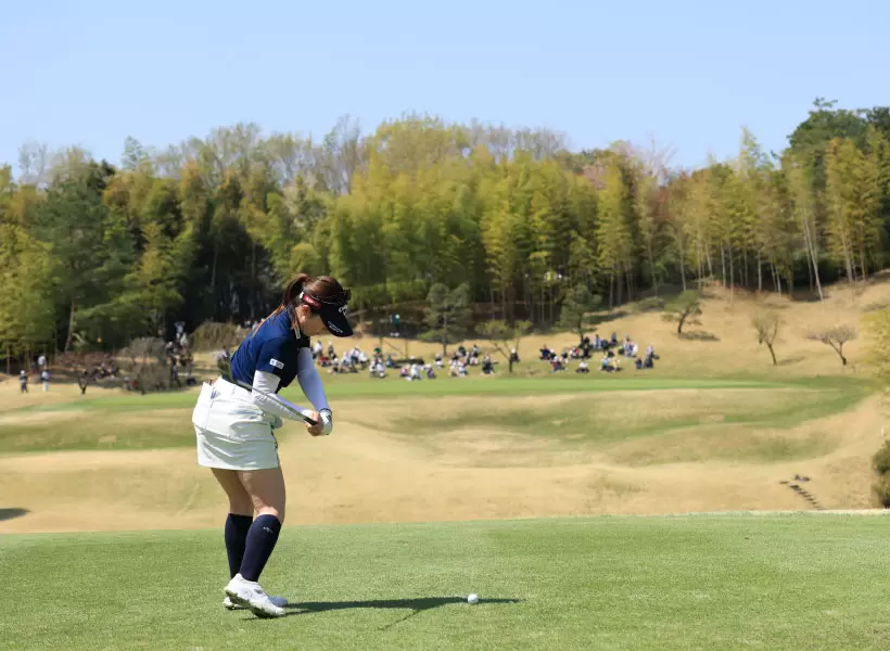 西村優菜のユーティリティスイング（後方）
