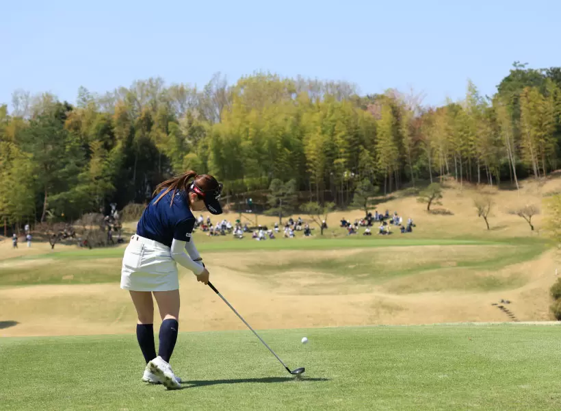 西村優菜のユーティリティスイング（後方）
