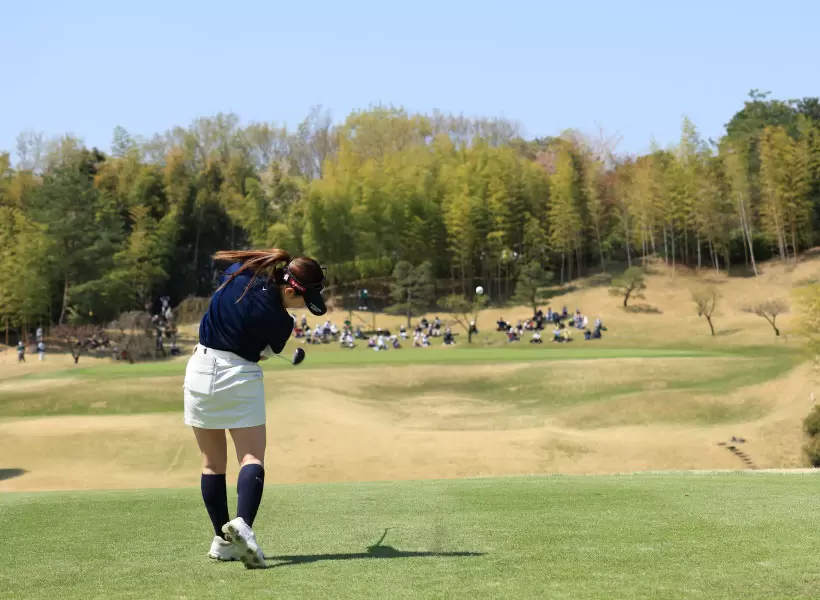 西村優菜のユーティリティスイング（後方）