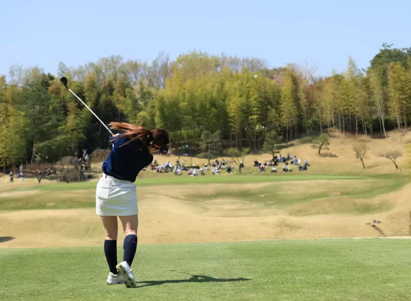 西村優菜のユーティリティスイング（後方）