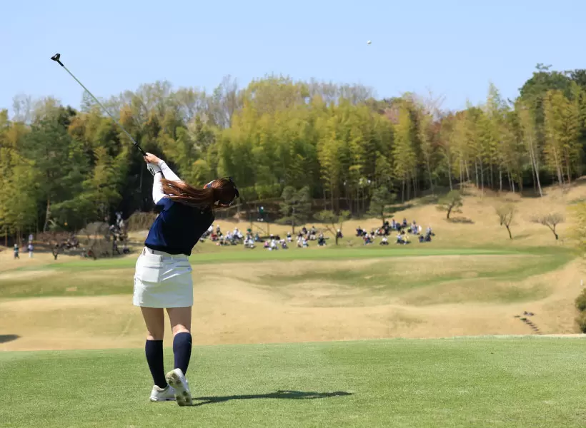 西村優菜のユーティリティスイング（後方）