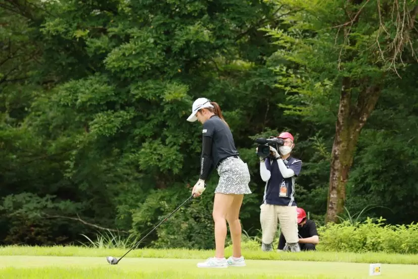 稲見萌寧のドライバースイング（斜め前方）連続写真【CATレディス2022】