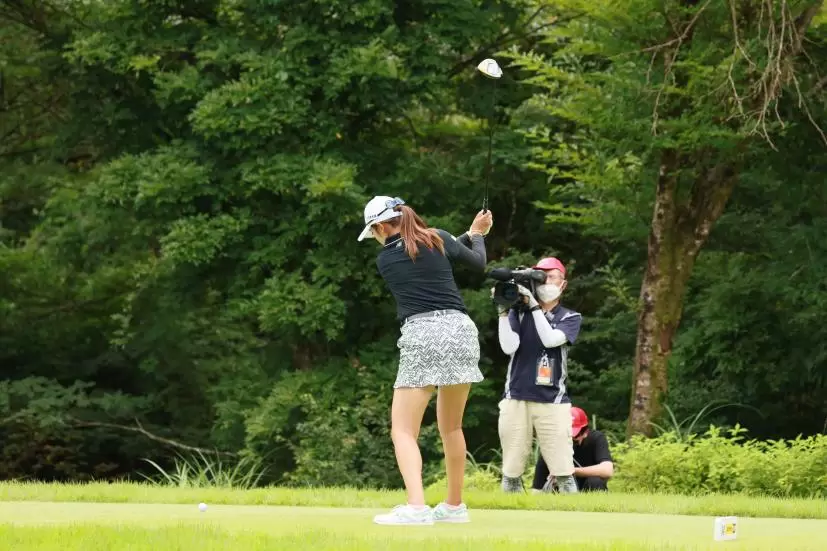 稲見萌寧のドライバースイング（斜め前方）連続写真【CATレディス2022】