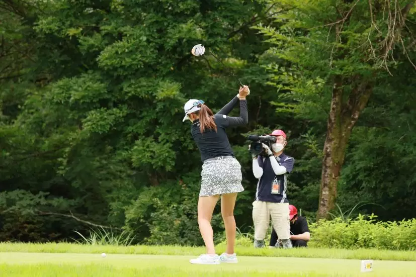 稲見萌寧のドライバースイング（斜め前方）連続写真【CATレディス2022】