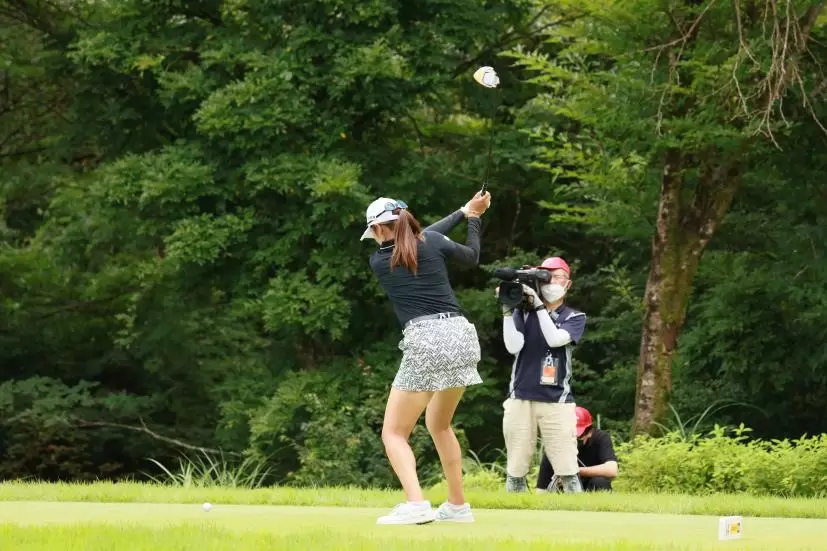 稲見萌寧のドライバースイング（斜め前方）連続写真【CATレディス2022】